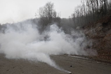 Polis Kasım'da Yunanistan'ın Chalkidiki yarımadasının Skouries bölgesinde altın madenciliği karşı bir protesto sırasında göstericilere karşı göz yaşartıcı gaz kullanır 23, 2014