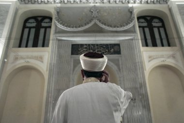 Müslümanlar Ramazan Bayramı kutlamaları sırasında dua, Selanik'te Kurban Bayramı, 28 Temmuz 2014 tarihinde Yunanistan