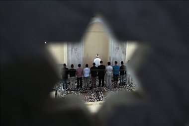 Müslümanlar Ramazan Bayramı kutlamaları sırasında dua, Selanik'te Kurban Bayramı, 28 Temmuz 2014 tarihinde Yunanistan