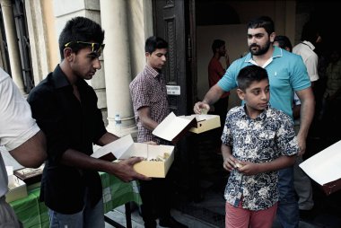 Müslümanlar Ramazan Bayramı kutlamaları sırasında dua, Selanik'te Kurban Bayramı, 28 Temmuz 2014 tarihinde Yunanistan