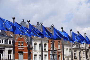 Brüksel, Belçika. 29 Mayıs 2019. Avrupa bayrakları Avrupa genel merkezi nin önünde rüzgarda esme de oldu.