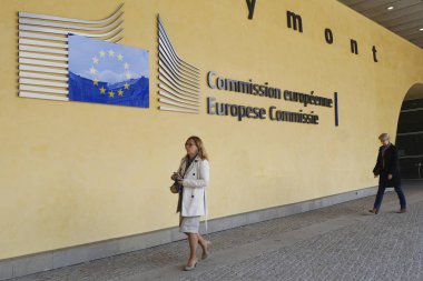 Brüksel, Belçika. 29 Mayıs 2019. Avrupa Komisyonu'nun Berlaymont binasının önünde yayalar yürüyor.