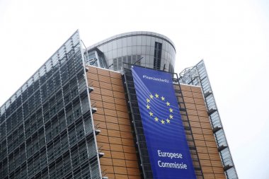 Brüksel'de sisli bir sırada Avrupa Komisyonu'nun Berlaymont binasının dış görünümü, Kasım'da Belçika 16, 2018