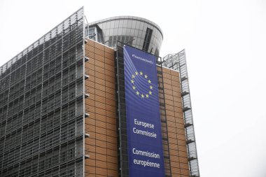 Brüksel'de sisli bir sırada Avrupa Komisyonu'nun Berlaymont binasının dış görünümü, Kasım'da Belçika 16, 2018