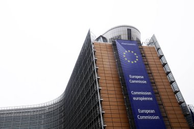 Brüksel'de sisli bir sırada Avrupa Komisyonu'nun Berlaymont binasının dış görünümü, Kasım'da Belçika 16, 2018