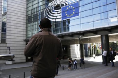 İnsanlar Brüksel'de Avrupa Parlamentosu binasının önünde yürümek, Belçika 6 Ekim 2018.