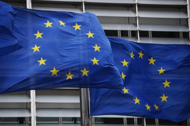 Brüksel, Belçika. 4 Mart 2019. Avrupa bayrakları Avrupa genel merkezi nin önünde rüzgarda esme de oldu.