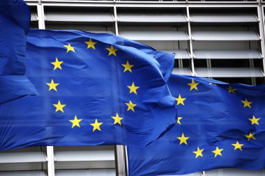 Brüksel, Belçika. 4 Mart 2019. Avrupa bayrakları Avrupa genel merkezi nin önünde rüzgarda esme de oldu.