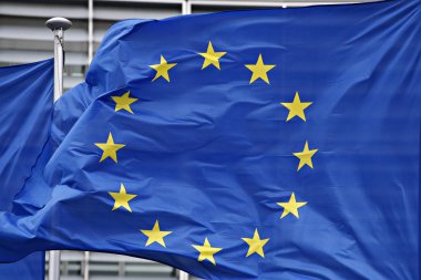 Brüksel, Belçika. 7 Mart 2019. Avrupa bayrakları Avrupa genel merkezi nin önünde rüzgarda esme de oldu.