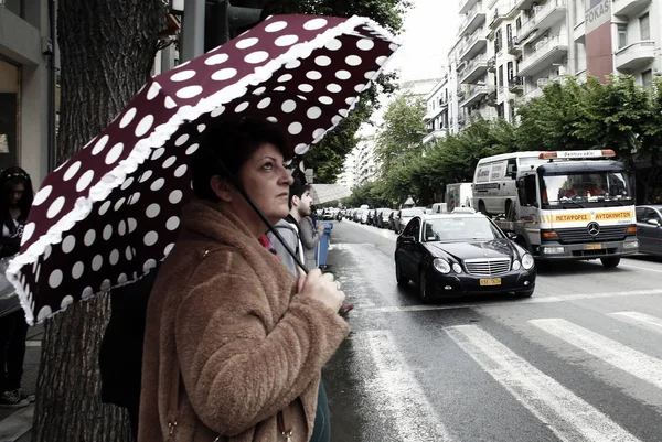 Los Peatones Protegen Lluvia Con Sombrillas Durante Una Lluvia Tesalónica — Foto de Stock