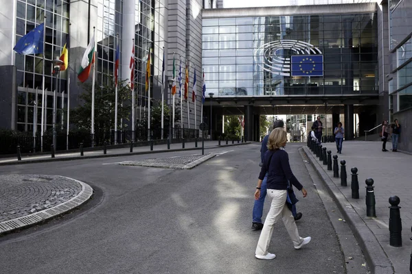 Gente Camina Fuera Del Edificio Del Parlamento Europeo Bruselas Bélgica —  Fotos de Stock