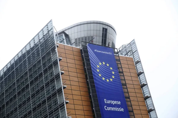 Brüksel'de sisli bir sırada Avrupa Komisyonu'nun Berlaymont binasının dış görünümü, Kasım'da Belçika 16, 2018