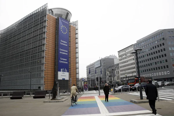 Piesi Chodzą Poza Budynkiem Komisji Europejskiej Berlaymont Brukseli Belgia Listopada — Zdjęcie stockowe