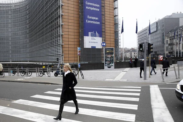 Pedoni Camminano Fuori Dall Edificio Berlaymont Della Commissione Europea Bruxelles — Foto Stock