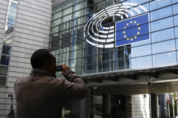 Hombre Toma Una Foto Fuera Del Edificio Del Parlamento Europeo — Foto de Stock