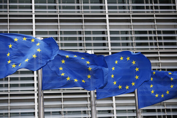 Брюссель, Бельгия 4 марта 2019 года. Европейские флаги развеваются на ветру за пределами штаб-квартиры ЕС
.