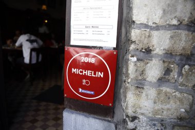 14 Ekim 2018 tarihinde Brüksel, Belçika'da bir restoranda Michelin Rehberleri logosu