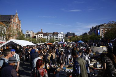 Place du Jeu de Balle'daki bit pazarındaki tüketiciler Brussel, Belçika'da 14 Ekim 2018