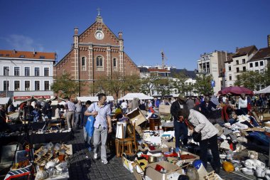 Place du Jeu de Balle'daki bit pazarındaki tüketiciler Brussel, Belçika'da 14 Ekim 2018