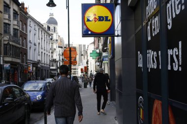 Alman küresel indirimli süpermarket zinciri Lidl'in logosu 6 Ekim 2018'de Brüksel şehir merkezindeki bir mağazada görülüyor