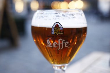  1 Kasım 2016'da Dinant, Belçika'daki Leffe müzesinde Bir bardak Belçika Leffe Tripel birası