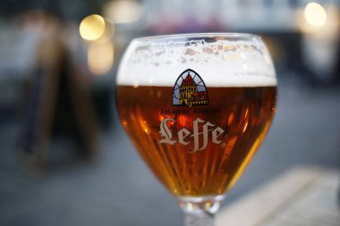  1 Kasım 2016'da Dinant, Belçika'daki Leffe müzesinde Bir bardak Belçika Leffe Tripel birası