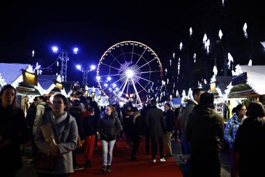 Brüksel'deki Noel Pazarı'nda kalabalık yürüyüşü, Belçika'da 4 Aralık 2018
