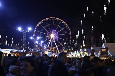 Brüksel'deki Noel Pazarı'nda kalabalık yürüyüşü, Belçika'da 4 Aralık 2018