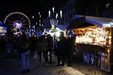 Brüksel'deki Noel Pazarı'nda kalabalık yürüyüşü, Belçika'da 4 Aralık 2018