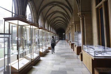 Ziyaretçiler 21 Ekim 2018 tarihinde Brüksel, Belçika'daki Sanat ve Tarih Müzesi'nde rehberli bir tura çıkıyorlar.