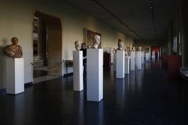 Ziyaretçiler 21 Ekim 2018 tarihinde Brüksel, Belçika'daki Sanat ve Tarih Müzesi'nde rehberli bir tura çıkıyorlar.