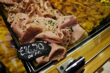 Roma'da geleneksel İtalyan pizzacısında satılık pizza dilimleri, İtalya 27 Nisan 2019.