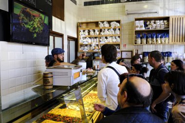 Roma'da geleneksel İtalyan pizzacısında satılık pizza dilimleri, İtalya 27 Nisan 2019.