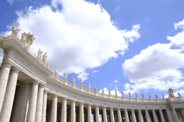 Vatikan, İtalya - 27 Nisan 2019. St. Peter Bazilikası'na girmek için kuyrukta bekleyen ziyaretçiler. 