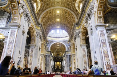 Vatikan'daki Aziz Petrus Bazilikası'nın iç görünümü 27 Nisan 2019.
