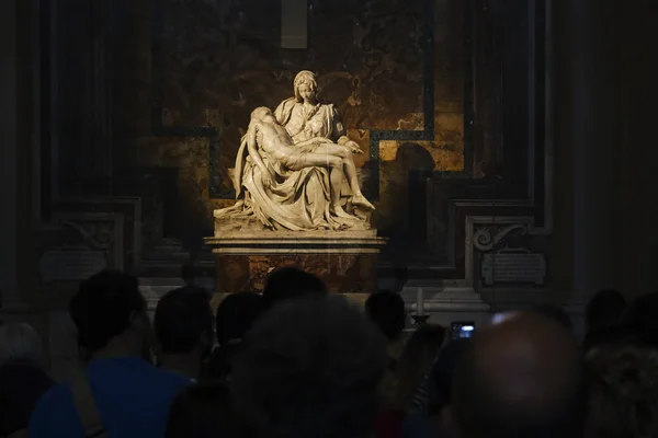 Les Gens Tiennent Devant Pieta Qui Est Une Œuvre Sculpture — Photo