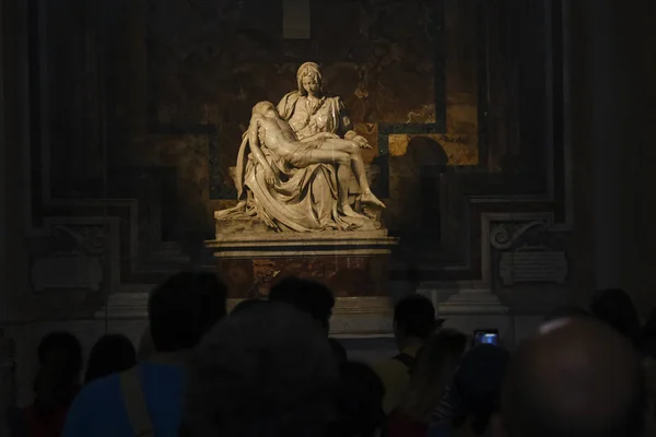 People Stand Front Pieta Which Work Renaissance Sculpture Michelangelo Buonarroti — Stock Photo, Image