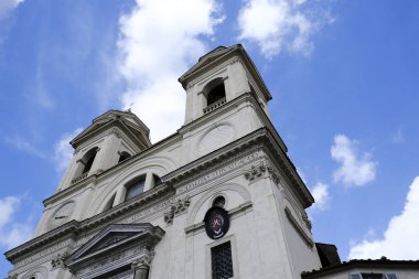 28 Nisan 2019'da Roma,İtalya'daki İspanyol Merdivenleri'nde turist kalabalığı . Üsteki Piazza di Spagna ile Piazza Trinita dei Monti arasındaki 135 basamaklık anıtsal merdiven .