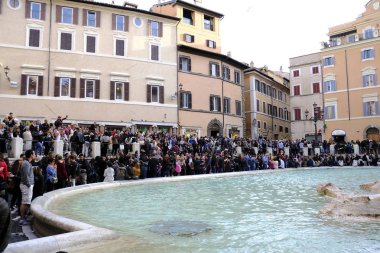 28 Nisan 2019 tarihinde İtalya'nın Roma kentinde Ki Trevi Çeşmesi'ni ziyaret eden turistler. Trevi Çeşmesi dünyanın en ikonik çeşmeleri arasında yer alıyor ve İtalya'nın en iyi turizm merkezlerinden biri