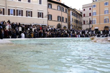 28 Nisan 2019 tarihinde İtalya'nın Roma kentinde Ki Trevi Çeşmesi'ni ziyaret eden turistler. Trevi Çeşmesi dünyanın en ikonik çeşmeleri arasında yer alıyor ve İtalya'nın en iyi turizm merkezlerinden biri