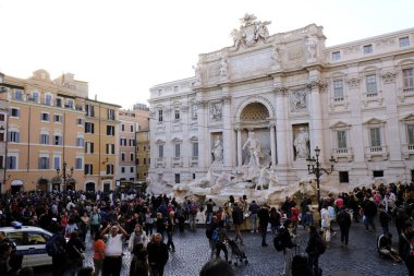 28 Nisan 2019 tarihinde İtalya'nın Roma kentinde Ki Trevi Çeşmesi'ni ziyaret eden turistler. Trevi Çeşmesi dünyanın en ikonik çeşmeleri arasında yer alıyor ve İtalya'nın en iyi turizm merkezlerinden biri
