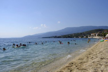 Yunanistan'ın Afissos köyü sahilinde insanlar güneşlenir6 Ağustos 2018