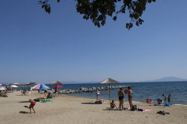 Yunanistan'ın Anavros sahilinde insanlar güneşlenmekte5 Ağustos 2018