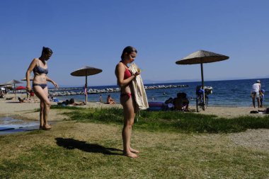 Yunanistan'ın Anavros sahilinde insanlar güneşlenmekte5 Ağustos 2018