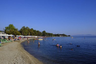 Yunanistan'ın Kala Nera köyü gezinti yolunda Yunan bayrağı dalgalandırıyor 14 Ağustos 2018