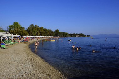 Yunanistan'ın Kala Nera köyü gezinti yolunda Yunan bayrağı dalgalandırıyor 14 Ağustos 2018
