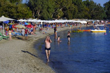 Yunanistan'ın Kala Nera köyü gezinti yolunda Yunan bayrağı dalgalandırıyor 14 Ağustos 2018