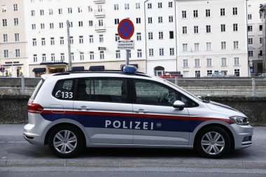 Salzburg polis karakolu dışında bir polis arabası görülür, Avusturya 22 Eylül 2018