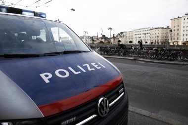 Salzburg polis karakolu dışında bir polis arabası görülür, Avusturya 22 Eylül 2018