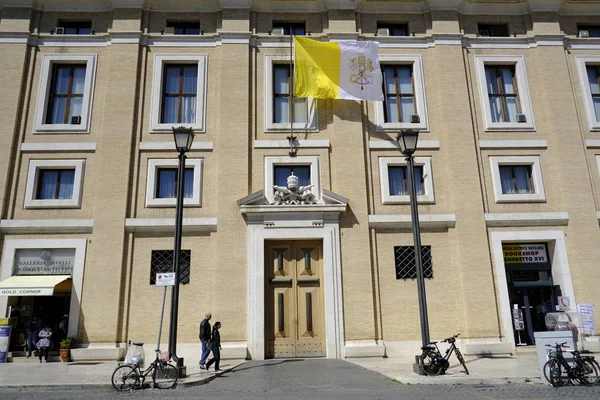 Bandera Ciudad Del Vaticano Ondea Frente Edificio Roma Italia Abril — Foto de Stock